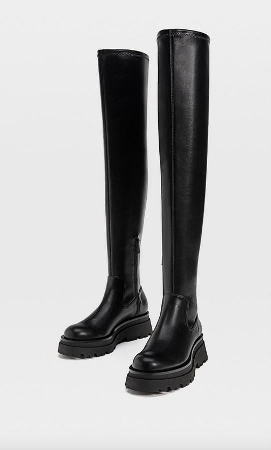 Con suela gruesa track, material stretch y diseño por encima de la rodilla, estas botas negras de Stradivarius tienen un precio de 49,99 euros y están disponibles entre los números 35 y 41.