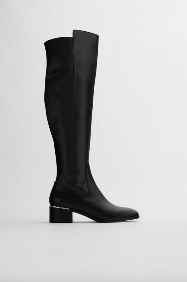 Con detalle metalizado en el tacón, caña asimétrica más alta en el frontal y acabada en punta, esta bota XL plana en color negro es de Zara y podemos encontrarla entre los números 35 y 38, además del 40, por 49,95 euros.