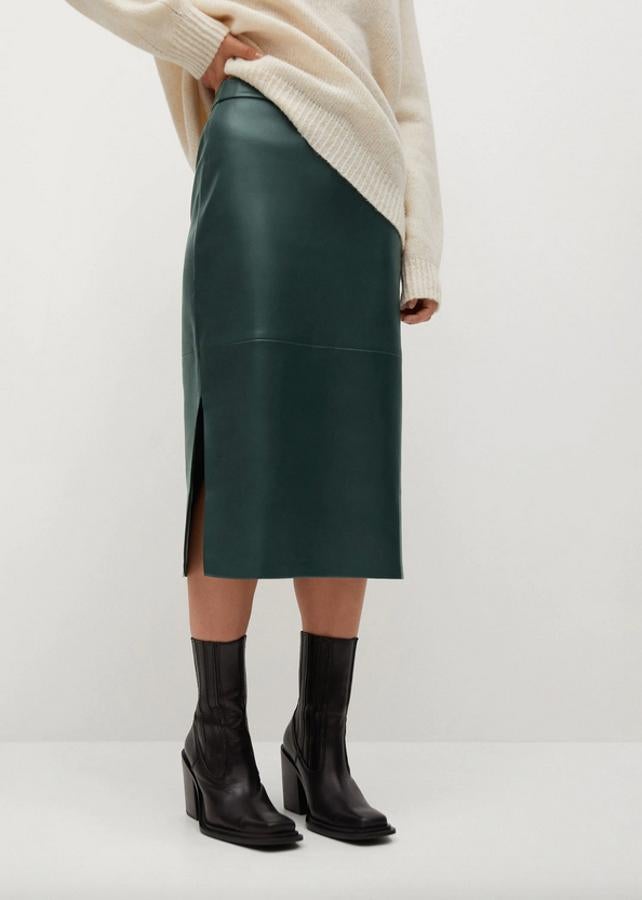 Diseño lápiz midi para esta falda de Mango en efecto piel y color verde oscuro con costuras decorativas y bajos con los laterales abiertos. Cuesta 29,99 euros y si te ha conquistado tendrás que apuntarte a la lista de espera o buscarla en tiendas.