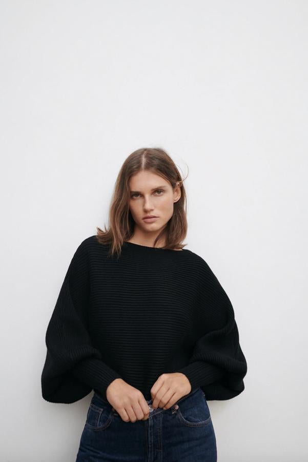 Confeccionado con al menos un 50% de viscosa sostenible, este jersey negro de Zara con cuello recto y manga larga abullonada acabada en puño viene con acabados en rib y tiene un precio de 25,95 euros. Solo queda en las tallas S y M.