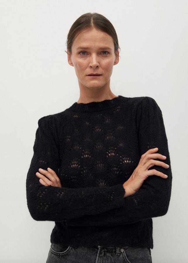 Confeccionado en punto calado, con textura, cuello redondo y manga larga, este jersey negro de Mango está disponible en las tallas XS, M y L por 25,99 euros.