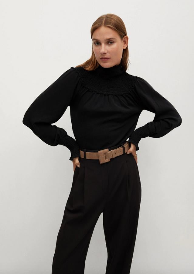 Confeccionado en punto fino, con diseño recto y mangas largas acabadas en panel elástico, este jersey negro de Mango tiene un precio de 25,99 euros y está disponible entre las tallas XS y XL.