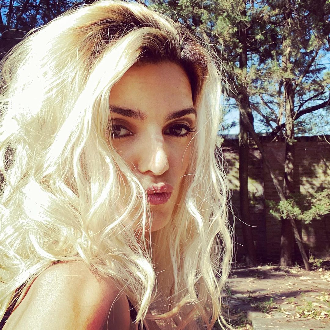 Al contrario, Clara Lago. De castaña a rubia por trabajo. ¿Seguirá con este color de pelo tras terminar con su papel?