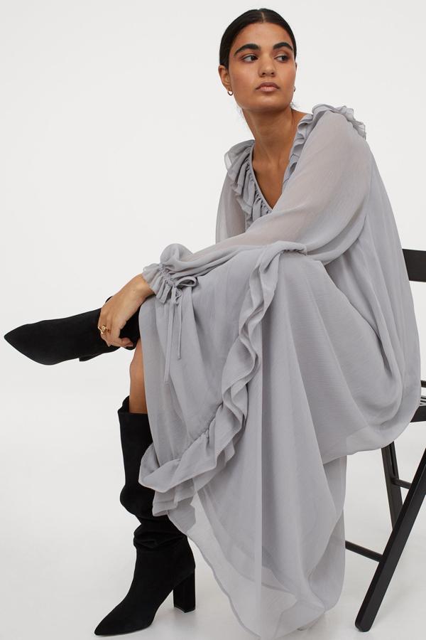 ¿Quién dijo que no se podía estar cómoda y sofisticada esta Nochevieja en casa? Este maxi vestido fluido de gasa color humo cuesta 39.99 euros en H&M.
