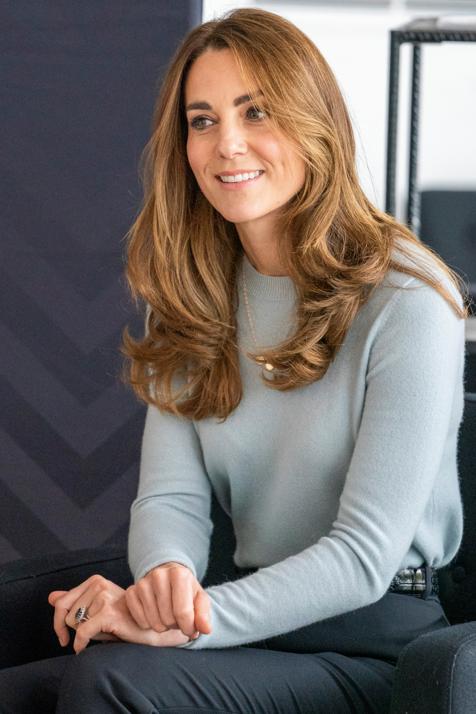 Kate Middleton  es la reina de los cambios de look sutiles. Durante el 2020 hemos visto como, muy poco a poco, ha ido transformando su pelo castaño natural en un cabello rubio que rejuvenece muchísimo.