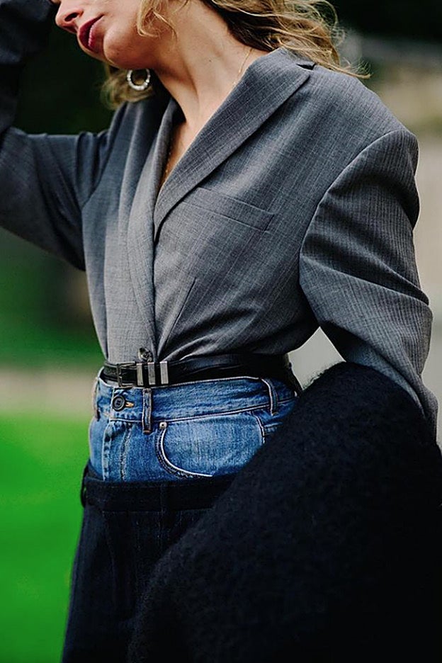 Un look ganador: la blazer utilizada como camisa con unos 'jeans'.