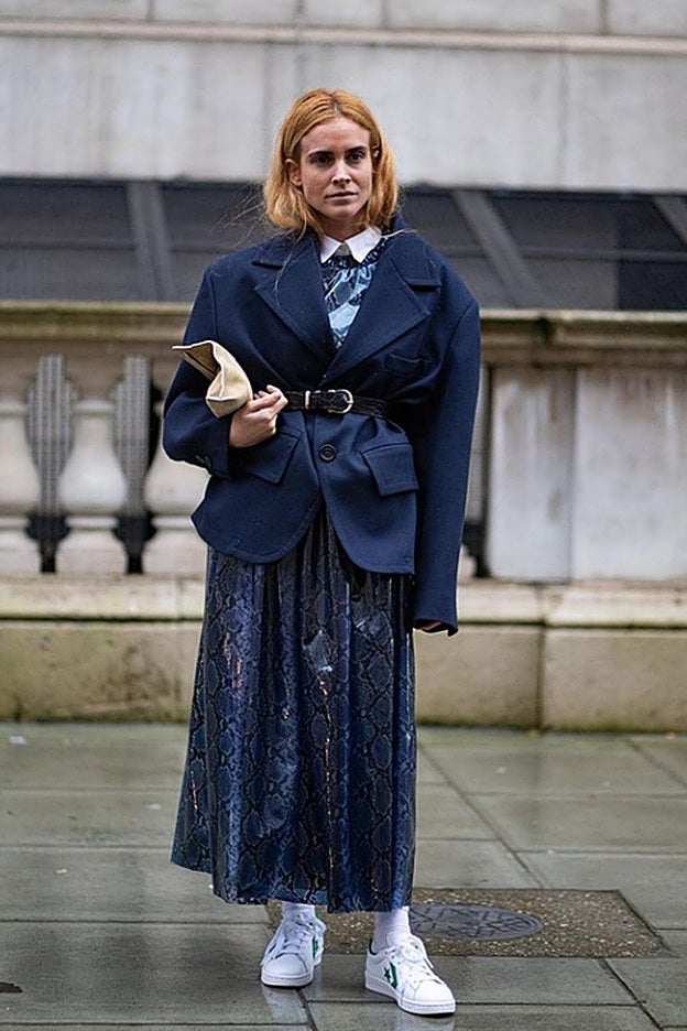 Blanca Miró lleva la blazer oversize ceñida con un cinturón.