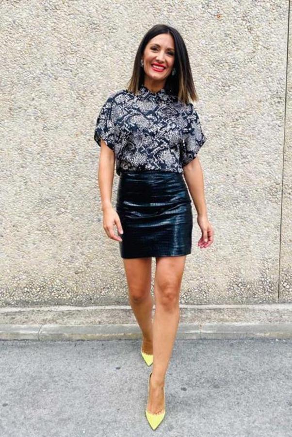 Prenda que luce Nagore, prenda que se convierte en un éxito. Y más cuando está de rebajas. Y  esta camisa estampada  que es perfecta para llevar con pantalones negros es todo un ejemplo.