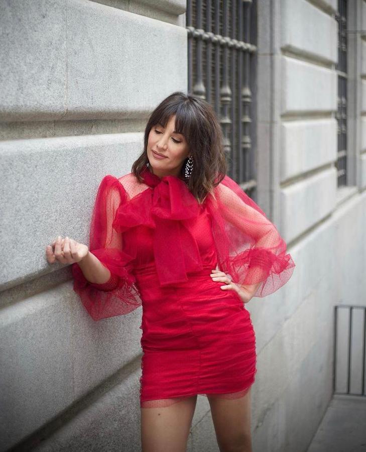 ¿Idea para Nochevieja? Ficha este vestido rosa con mangas de plumeti que ha llevado Ngore. Y sí, es de Zara. ¡Lo queremos!