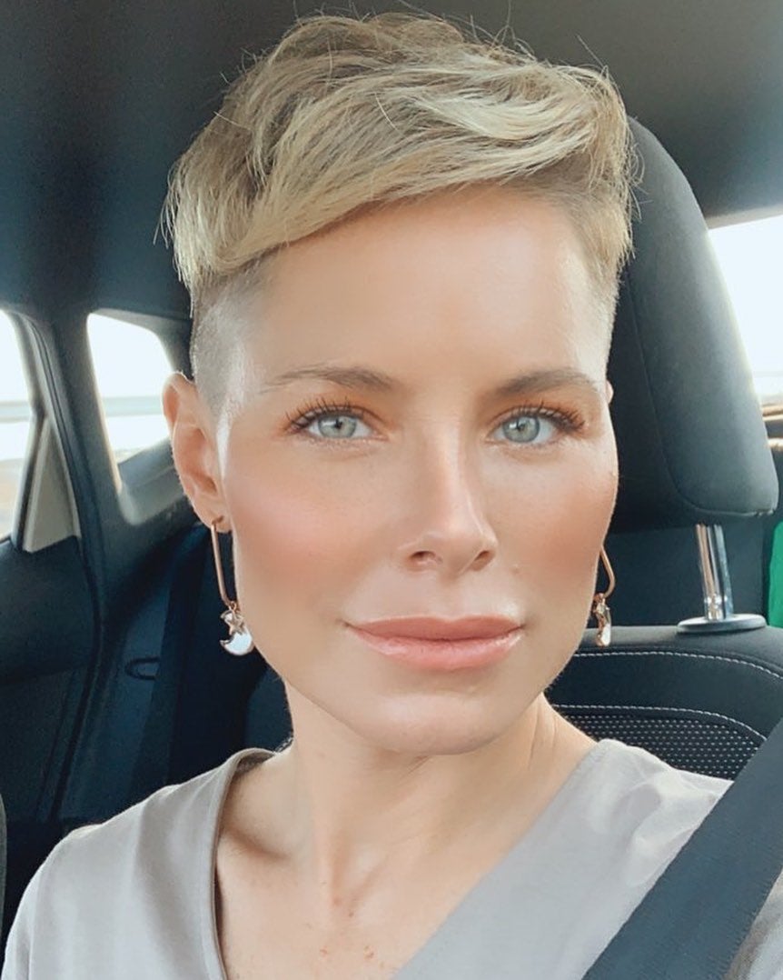 Mucho más acostumbradas nos tiene a llevar el  pelo rapado Soraya Arnelas . Y aunque no es su primera vez, la cantante no se cansa de hacerse este corte. El pasado mes de julio volvió a hacérselo y le sienta de maravilla.