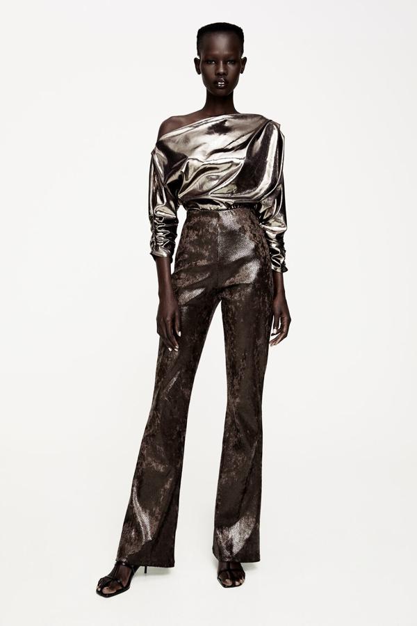 Blusa metalizada de manga larga, de Zara (19,95 €).