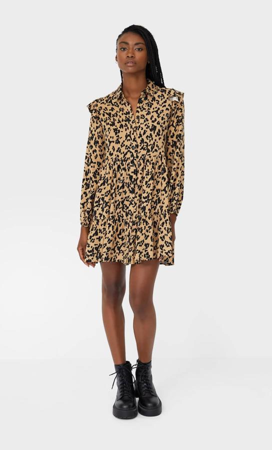 Con cuello solapa, mangas largas acabadas en elástico y detalle de volante en la sisa y el bajo, este vestido camisero beige con estampado de leopardo en color negro es de Stradivarius y tiene un precio de 17,99 euros. Está disponible en las tallas S, M y L.