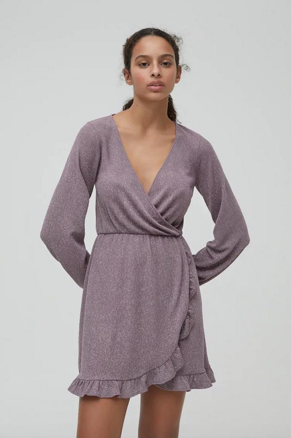 El color estrella de 2020 también llega a las colecciones de fiesta y este vestido de Stradivarius con escote cuadrado, espalda descubierta y cordón cruzado a tono es una buena prueba. De 25,99 euros ha pasado a costar 18,19 euros y está disponible entre las tallas XS y XL.