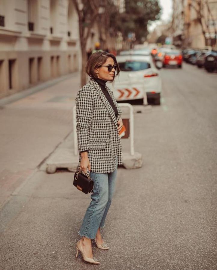 Estilo con sello español con este lookazo de @jessiekass. Americana estampada, vaqueros desgastados y zapatos joya son los componentes de esta propuesta.