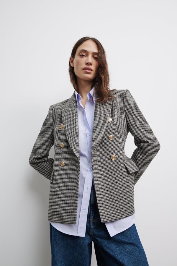 Americana con estampado de cuadros de Zara (49,99 euros). Una chaqueta todoterreno para tus looks más formales.