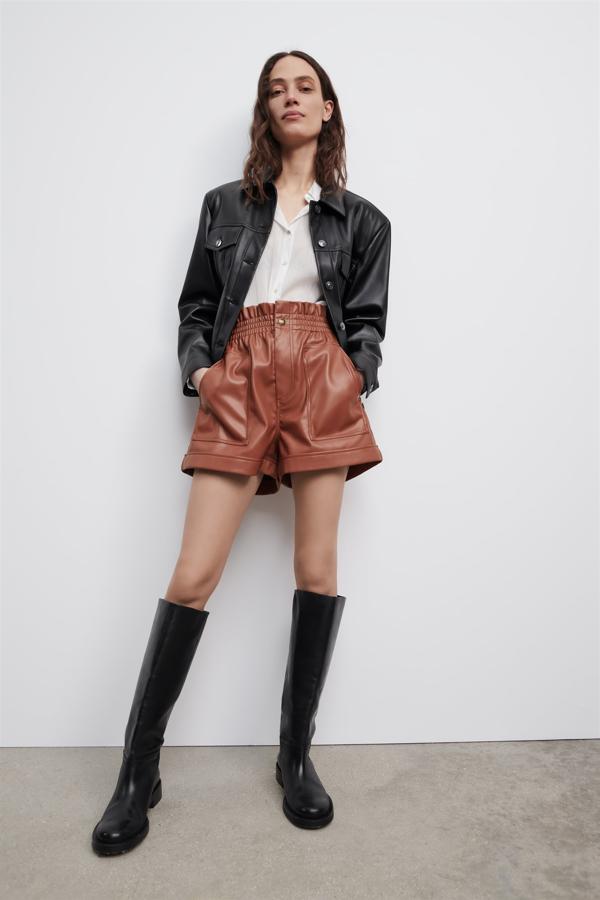 Bermudas efecto cuero de Zara (19,99 euros). De estilo paper bag y en color marrón tabaco.