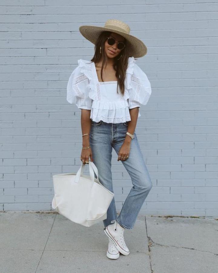 Un look fácil de copiar donde la blusa blanca se queda con todo el protagonismo. @sincerelyjules
