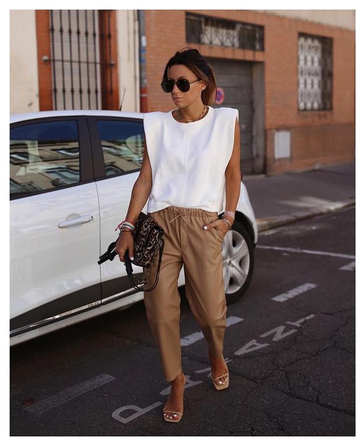 Los pantalones de estilo "baggy" han sido otra de las prendas estrella de este 2020, junto con los tops con hombreras marcadas. @boho_addcit