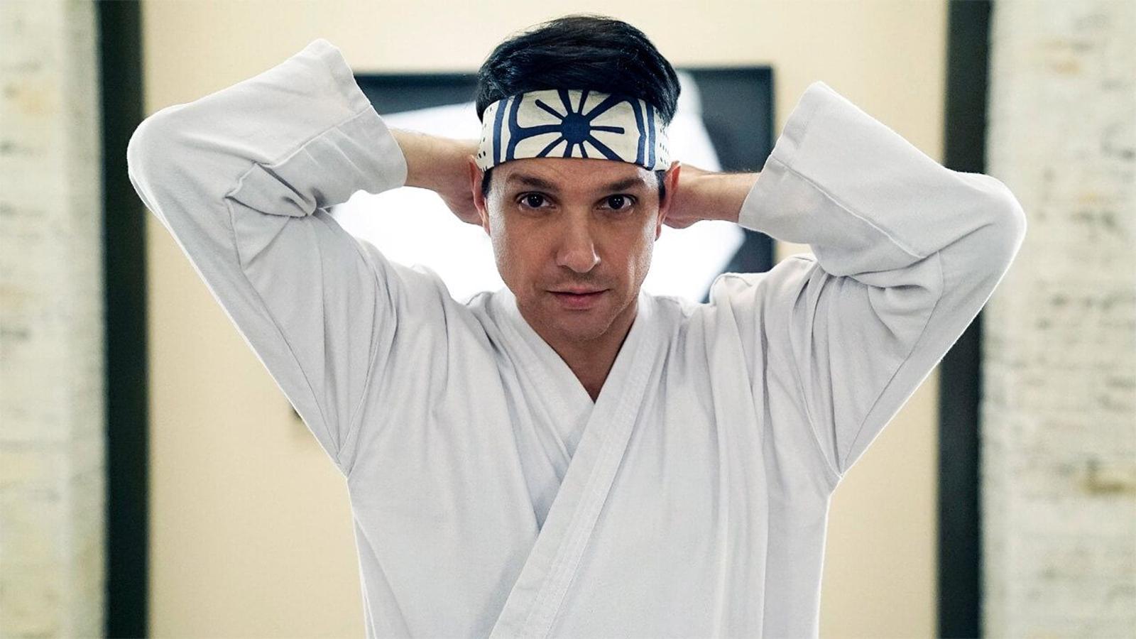Cobra Kai parecía una mala idea en un principio. ¿Retomar a los protagonistas de Karate Kid en plena crisis de los 40? Pero la premisa triunfó a lo grande, gracias a un guion que planteaba muy acertadamente los claroscuros de la historia y, claro está, porque recuperó a los intérpretes originales de la historia. El 8 de enero, Daniel LaRusso y Johnny Lawrence vuelven a dar cera (pulir cera).