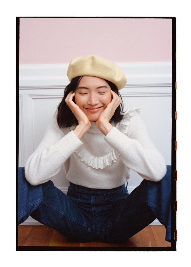 Un look con sabor francés con jersey blanco con volantes y boina de punto en amarillo. Lo firma & Other Stories.