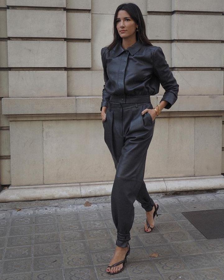 Un conjunto de cuero, con chaqueta y pantalón, acompañado por unas sandalias minimalistas. @paulanata