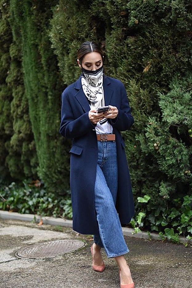 Tamara Falcó lleva una mascarilla pañuelo inspirada en la influencer Olivia Palermo.