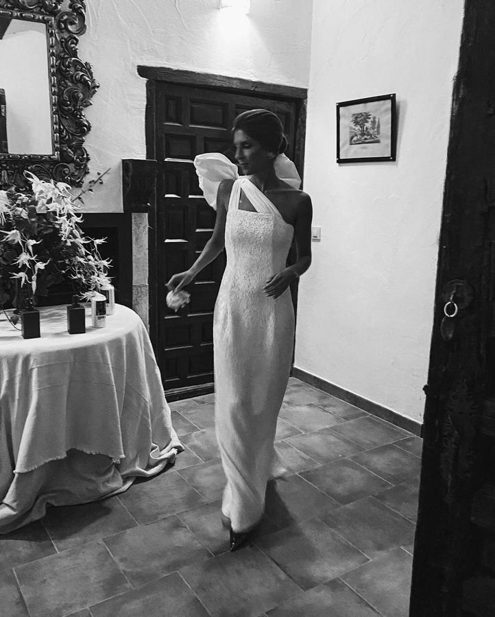 Isabel Cidoncha ha sido una de las mejores novias del 2020 gracias a este vestido hecho a medida de Redondo Brand en paillette mate con un escote asimétrico y gran lazada de tafeta de color blanco.