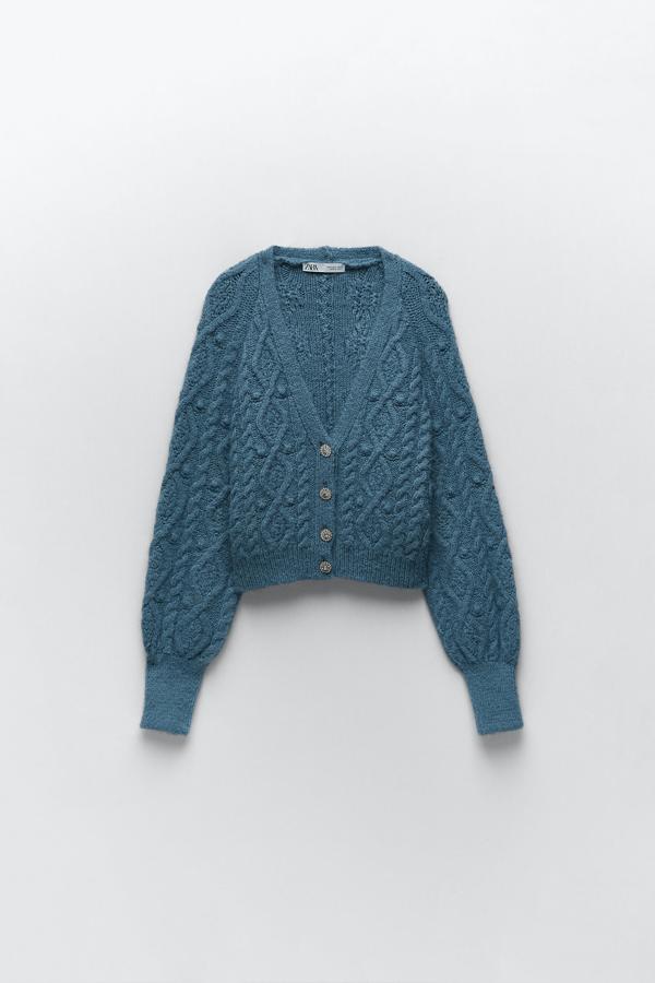 Chaqueta azul oscuro con botones joya de Zara (29,99 euros) El cárdigan se viste de fiesta.