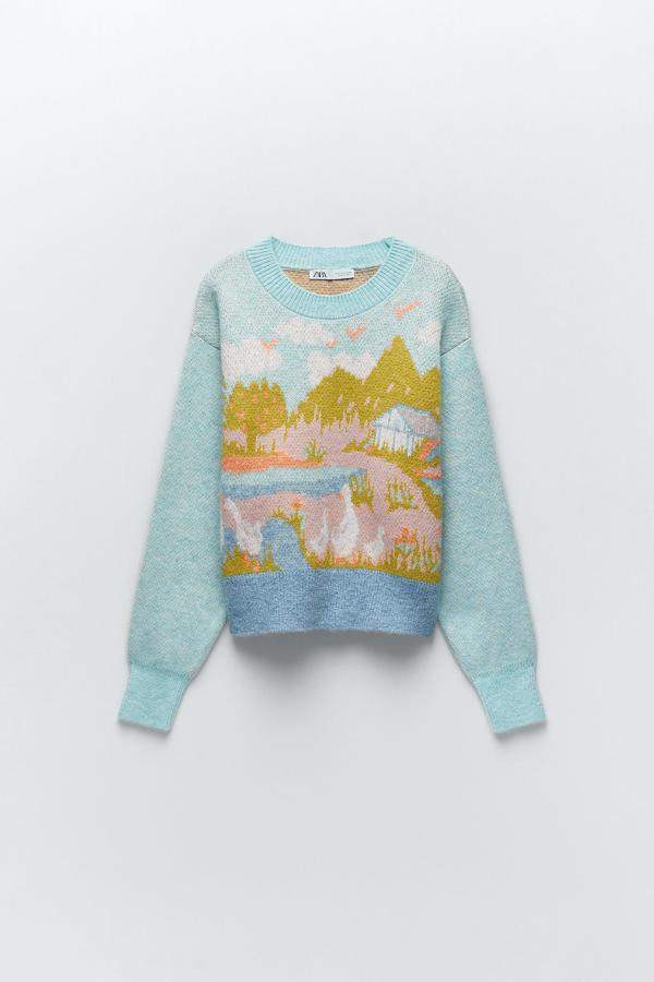 Un jersey con estampado multicolor de Zara (29,99 euros) Tonos pastel y efecto paisaje para esta original prenda.