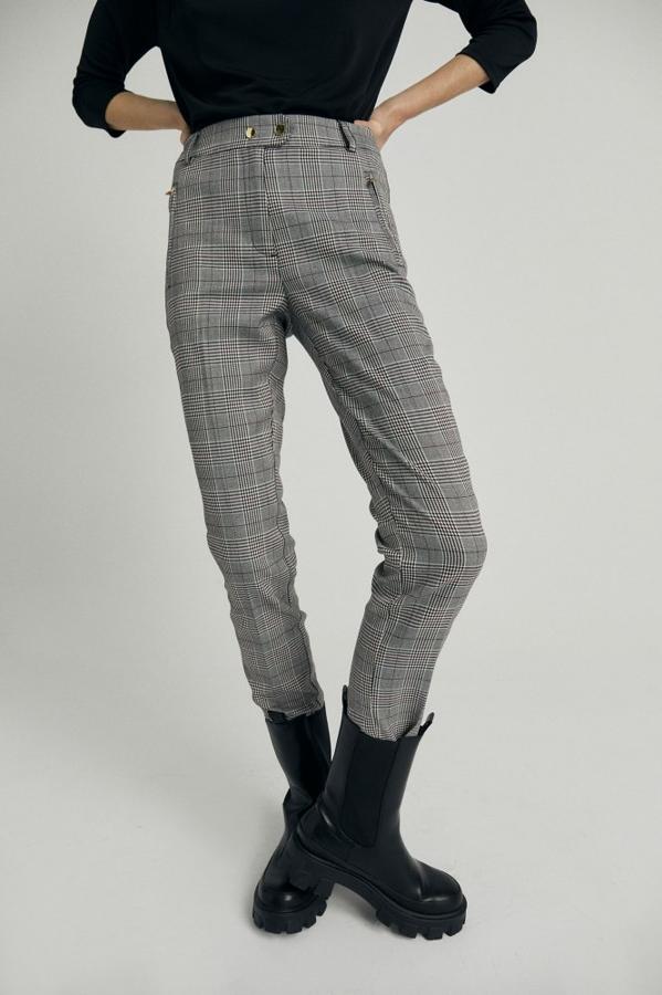Con estampado de cuadros en tonos negros y burdeos sobre fondo gris, este pantalón de diseño ajustado con bolsillos laterales de cremalleras y cierre de botones metalizados costaba 19,99 euros y ahora podemos comprarlo por 15,95 euros entre las tallas 36 y 44.
