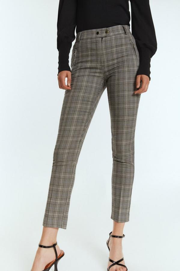 Con estampado Príncipe de Gales en negro y gris, este pantalón con bolsillos laterales de cremalleras y cierre de botones metalizados es de diseño ajustado y de 19,99 euros ha pasado a costar 15,95 euros. Está disponible entre las tallas 36 y 44.