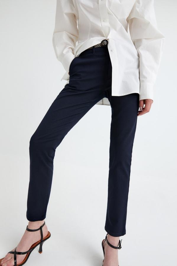 En uno de los diseños más clásicos, el chino, este pantalón con bolisllos, cinturón estampado y cierre de botón y cremallera en azul marino ha pasado de 15,99 euros a 9,99 euros. Solo queda en la talla 34.