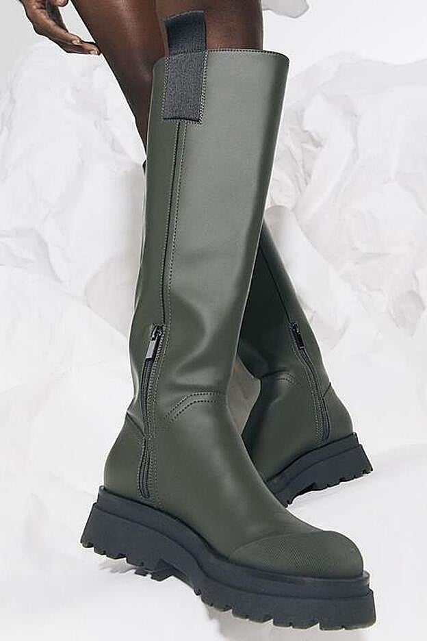 En color verde caqui, esta bota de caña alta en tejido engomado es de lo más combinable y cómoda.