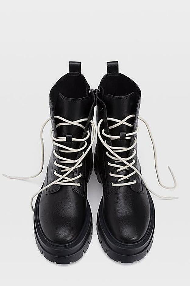 Con cordones dobles y suela track, estos botines de estilo militar están arrasando.