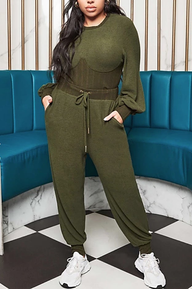 Conjunto de jersey y pantalones con detalles en canalé de Lavish Alice Plus.