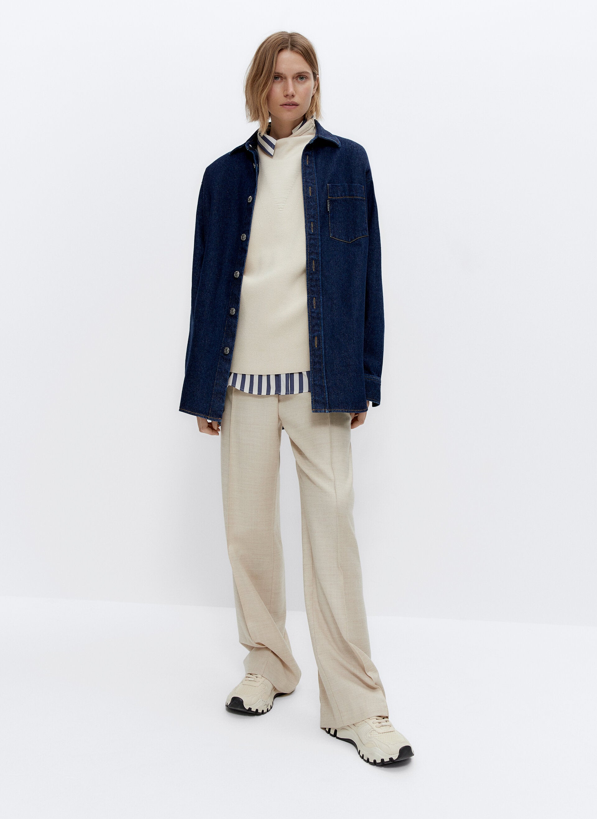 Las sobrecamisas seguirán triunfando este invierno y nuestra propuesta para añadir al armario es esta denim de la nueva colección de Uterqüe que podrás combinar tanto en looks minimalistas como en conjuntos más originales. (69 euros).