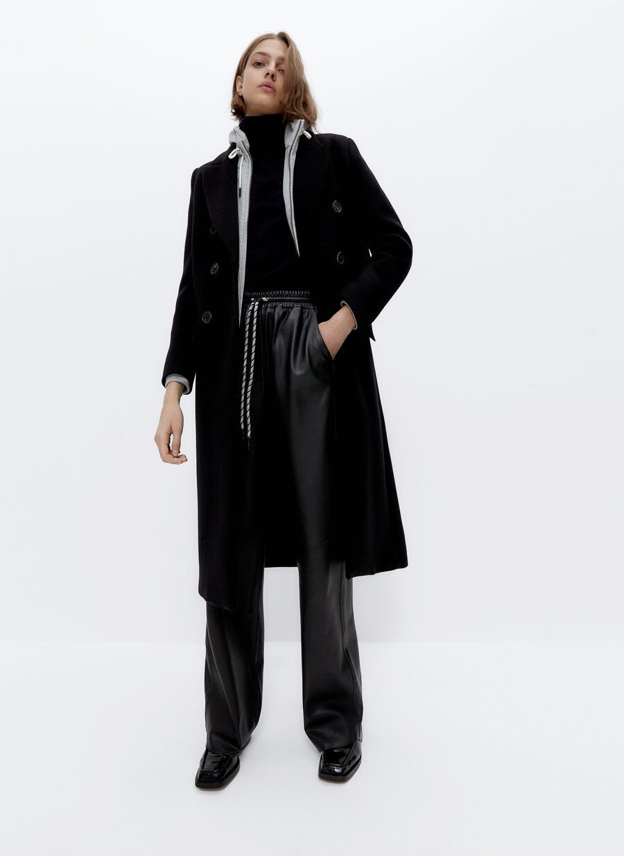 Acierta con unos pantalones joggers de efecto piel como estos de Uterqüe que son pura tendencia. (199 euros).