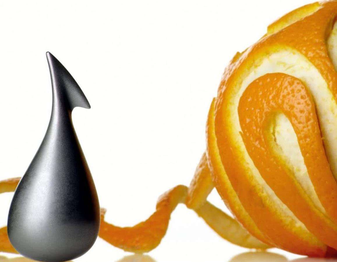 En acero inoxidable, este práctico pelador de cítricos de Alessi cuenta con un original diseño y tiene un precio de 19 euros.