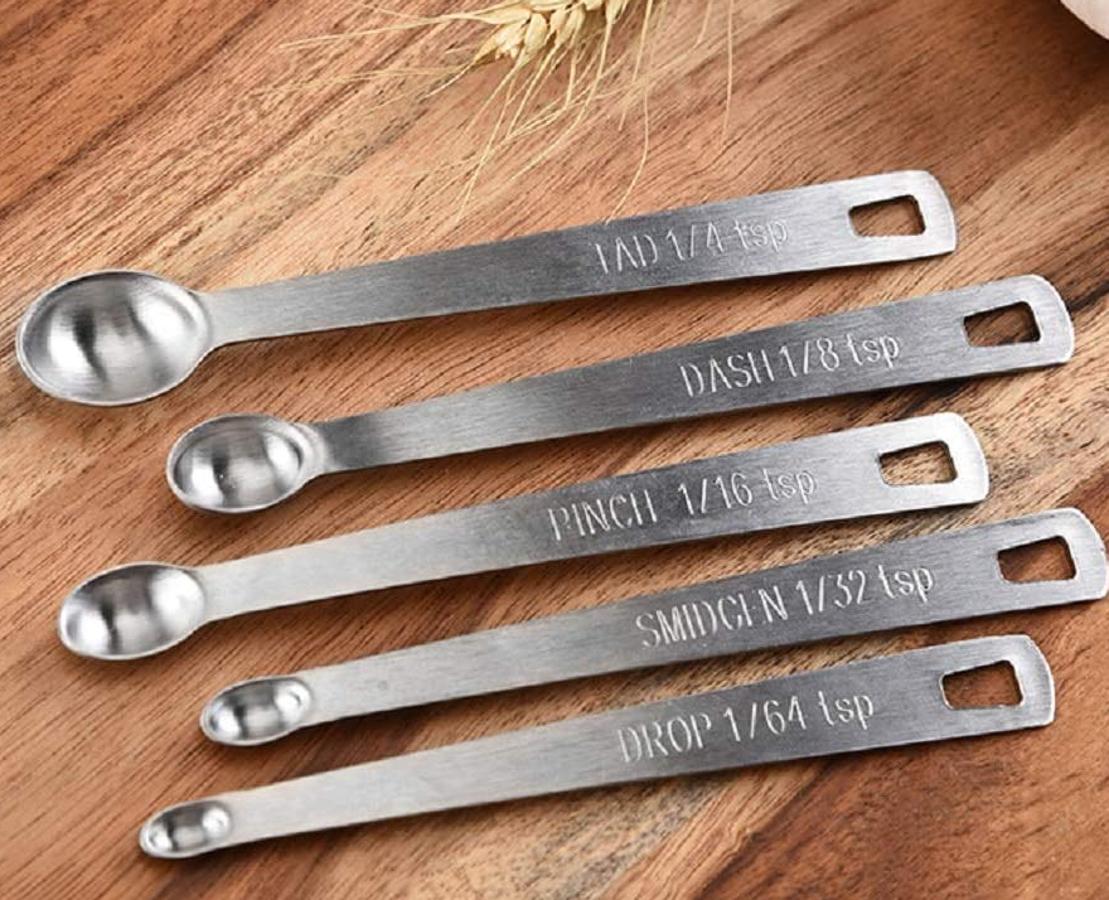 Este juego de cinco cucharas medidoras de acero inoxidable es de la marca Hemuu y tiene un precio de 7,99 euros.