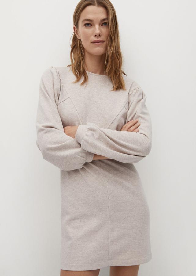 Disponible en color arena o gris oscuro, este favorecedor vestido corto de punto cuenta con manga larga abullonada y tiene un precio rebajado de 19,99 euros.