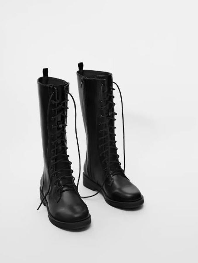 Botas negras de caña alta con cordones (35,95 euros).