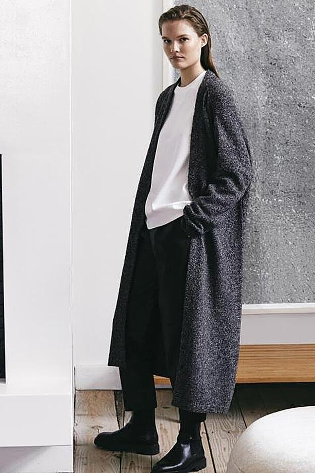 También encontramos cardigans largos, como este en color gris y sin botones.