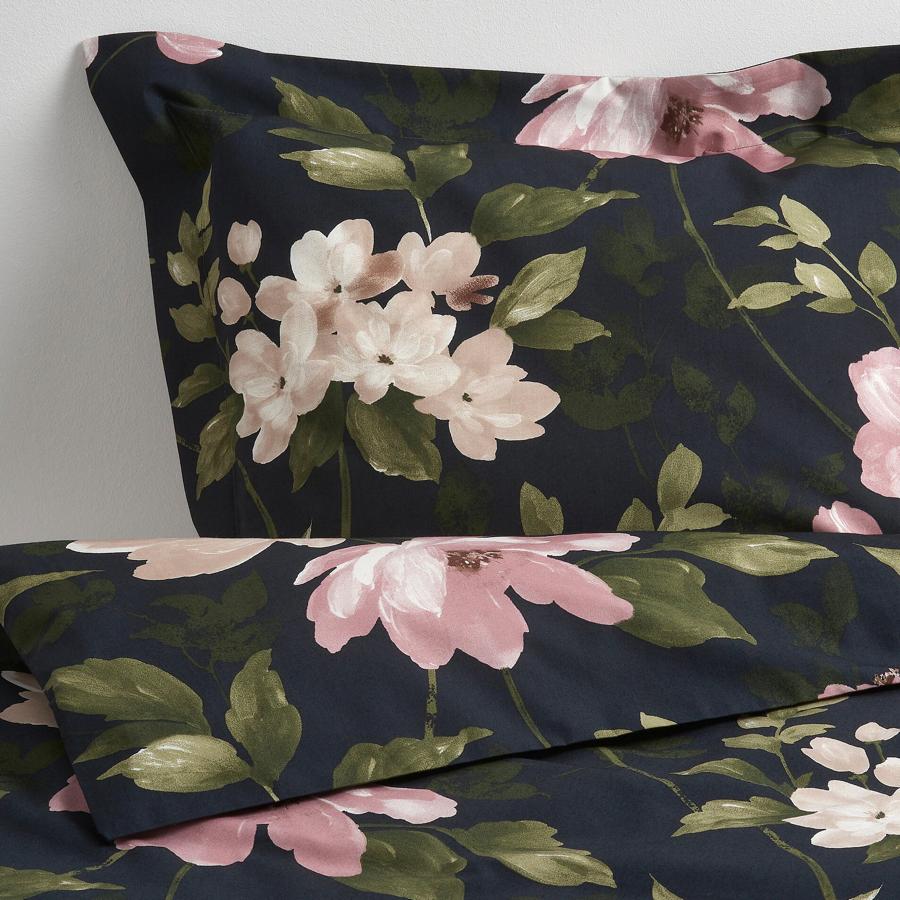 Confeccionada en algodón de cultivo sostenible, esta funda nórdica negra con estampado floral mide 240x220 centímetros e incluye dos fundas de almohada. Tiene un precio de 50 euros.