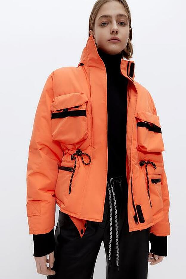 En un lamativo color naranja, esta parka rellena de pluma es una maravillosa opción para empezar el año calentita y con mucho color.l
