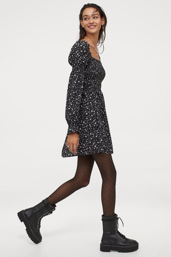 Vestido negro de flores con fruncido en el pecho. Rebajado de 19,99 a 10,99 euros.