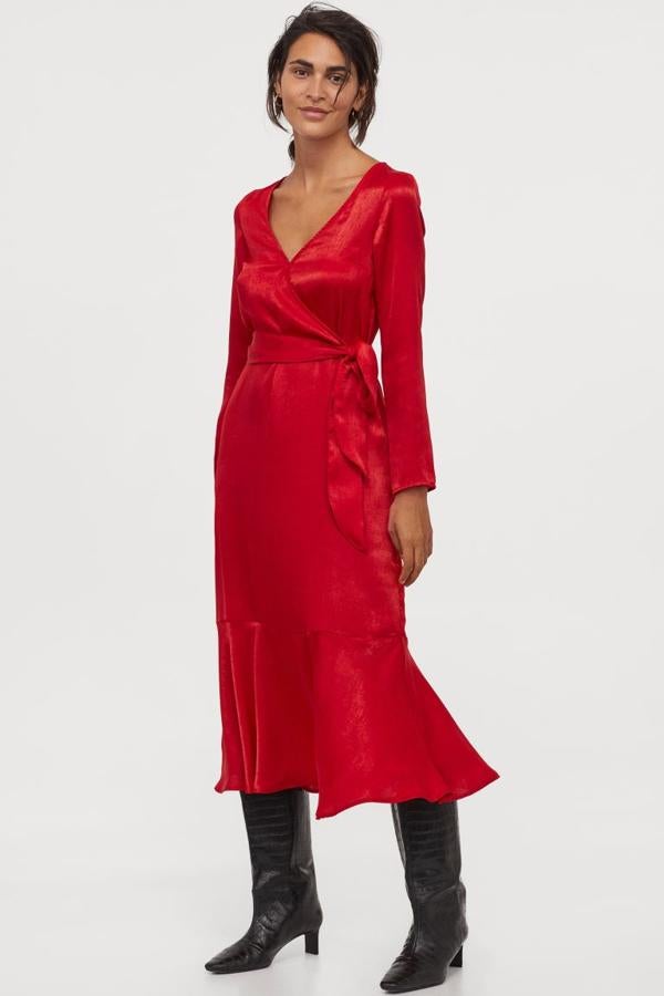 Vestido midi cruazado en tejido satinado rojo. Rebajado de 34,99 a 13,99 euros.