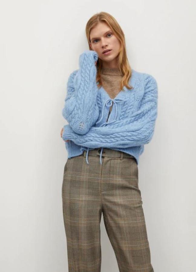 Chaqueta de punto azul con lazada. Rebajada de 39,99 a 22,99 euros.