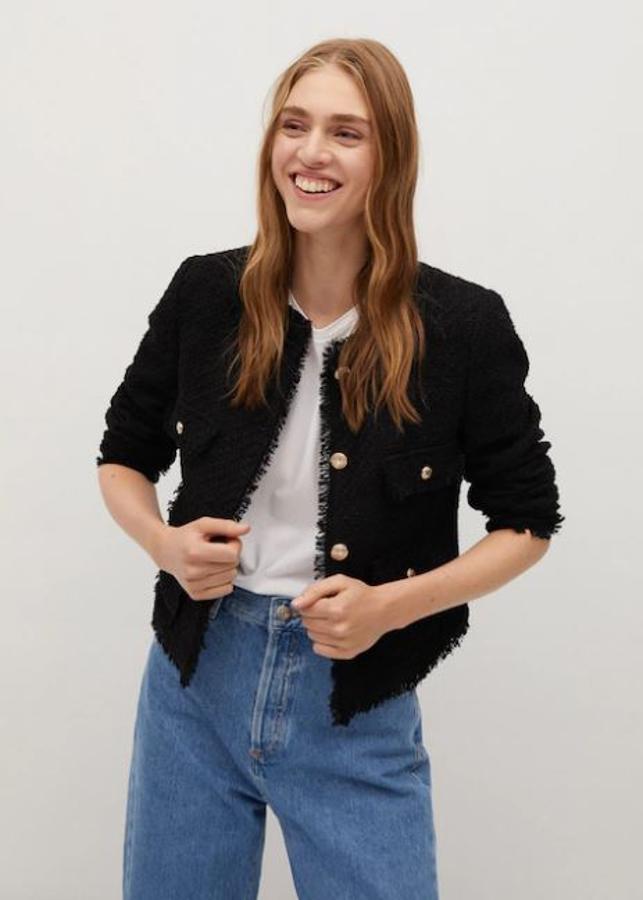 Chaqueta corta negra de tweed. Rebajada de 59,99 a 39,99 euros.