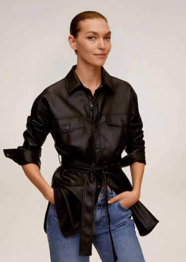 Sobrecamisa efecto piel negra con cinturón. Rebajada de 49,99 a 29,99 euros.