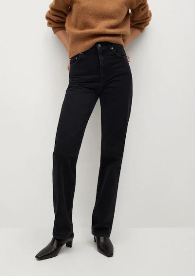 Pantalones vaqueros negros de corte recto y tiro alto. Rebajados de 39,99 a 22,99 euros.